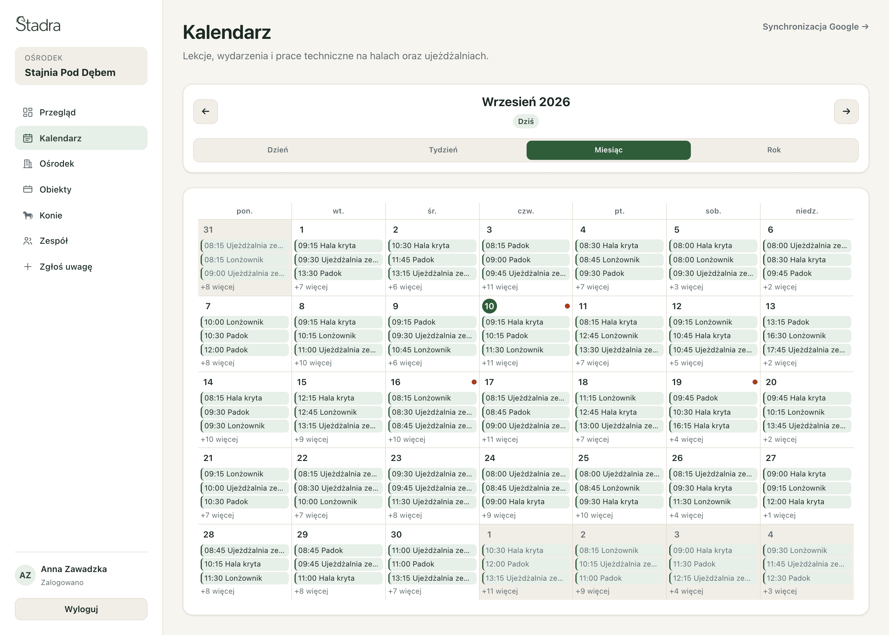 Widok miesiąca w kalendarzu Stadry z liczbą lekcji w każdym dniu